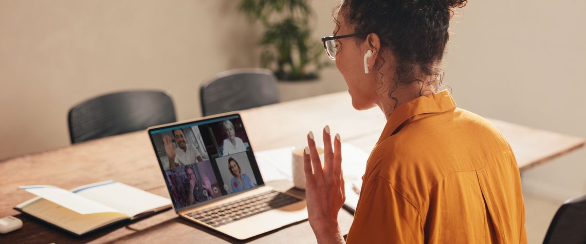 Frau sitzt vor einem Laptop