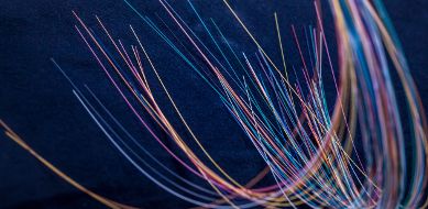 bunte Glasfasern auf dunklem Hintergrund
