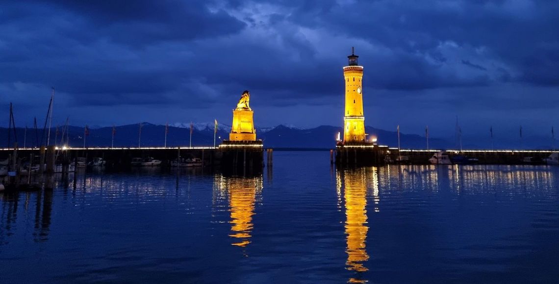 Hafeneinfahrt in Lindau am Bodensee bei Nacht