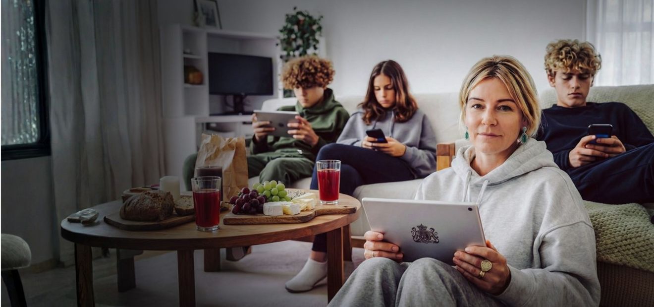 Familie im Wohnzimmer und jeder am Smartphone oder Tablet