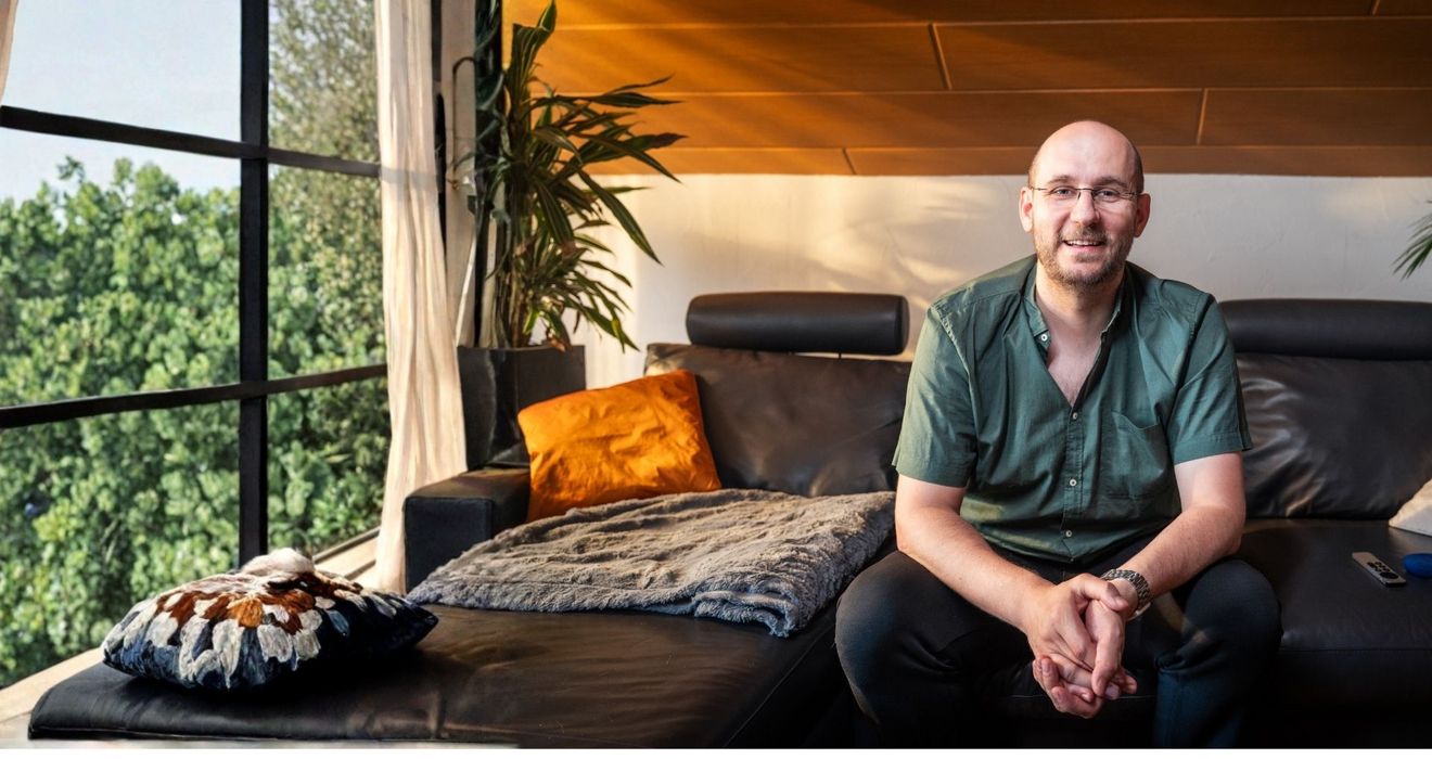 Mann Zuhause auf dem Sofa sitzend