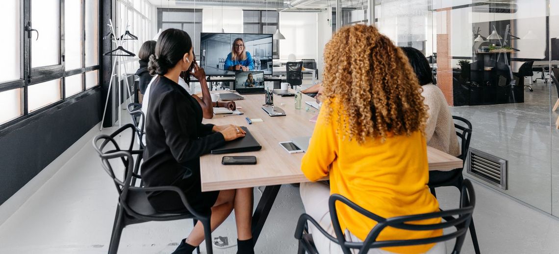 Geschäftsmeeting am Tisch sitzend drei Männer und drei Frauen