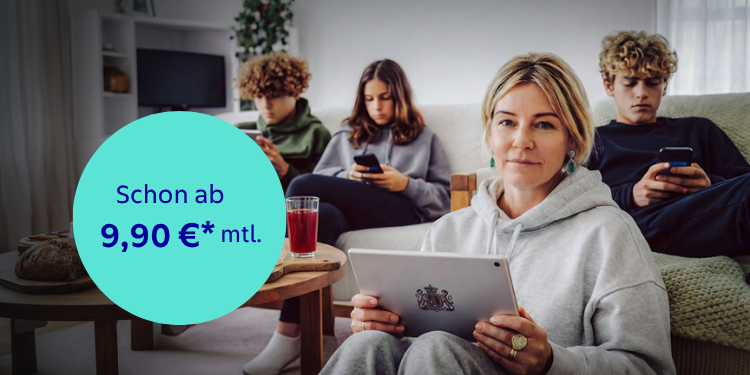 Mutter mit drei Kindern jeweils am Tablet oder Smartphone