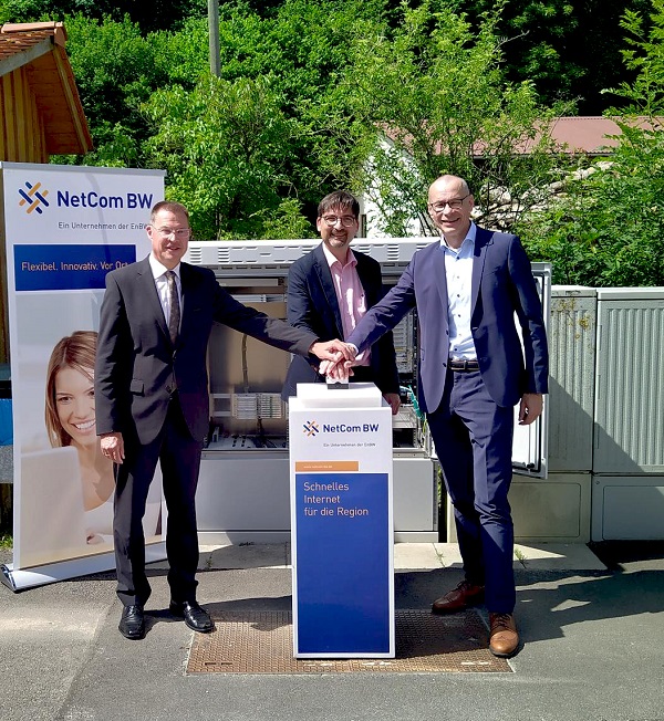 Gemeinsamer Buzzer-Druck: Landrat Heiner Scheffold, Bürgermeister Ulrich Ruckh und NetCom-BW Geschäftsführer Bernhard Palm (v.l.n.r.) freuen sich über die Inbetriebnahme des Breitbandnetzes