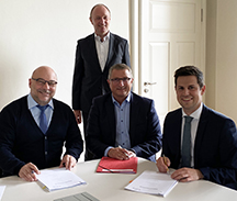 Jürgen Kirchner, Jochen Schmid und Benjamin Köpfle (v.l.n.r.) bei der Unterzeichnung des Kooperationsvertrags