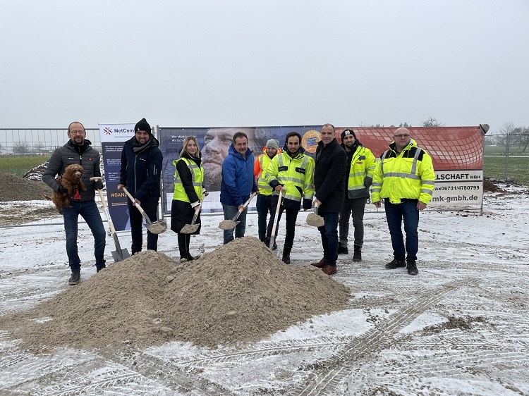 Freude über den Ausbaubeginn: Die Projektpartner beim Spatenstich