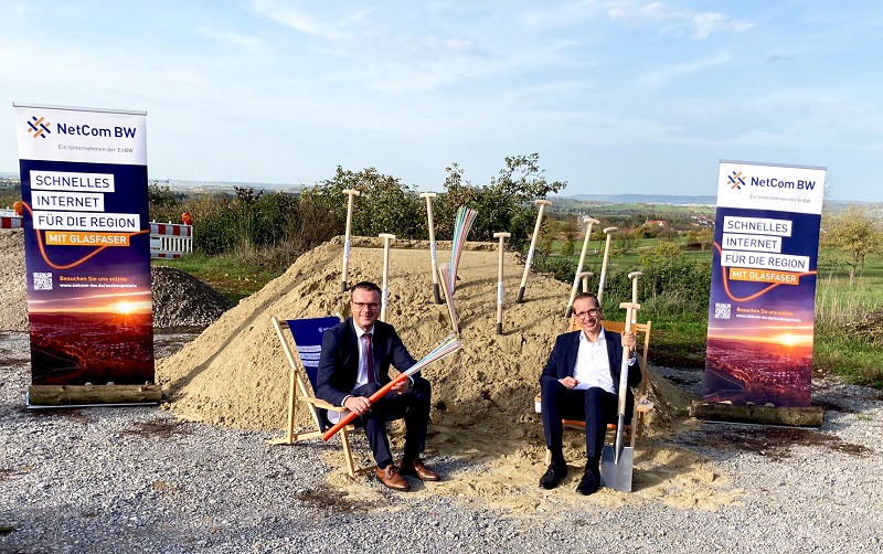 Rottenburgs Oberbürgermeister Stephan Neher und NetCom BW Geschäftsführer Nicholas Prinz genießen den Spatenstich zum Breitbandausbau
