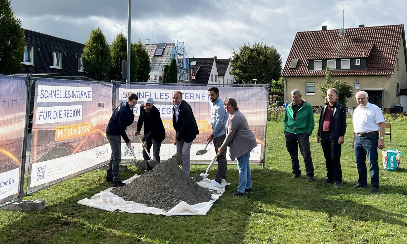 Die Projektpartner beim gemeinsamen Spatenstich