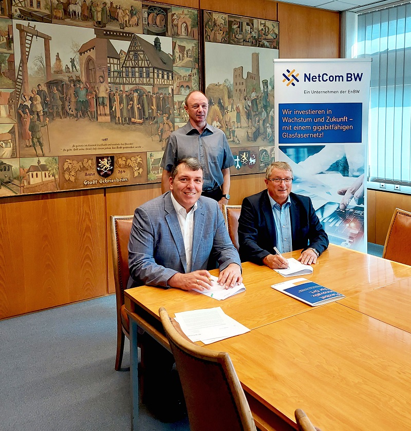 Christoph Oeldorf und Jochen Schmied bei der Unterzeichnung des Kooperationsvertrags