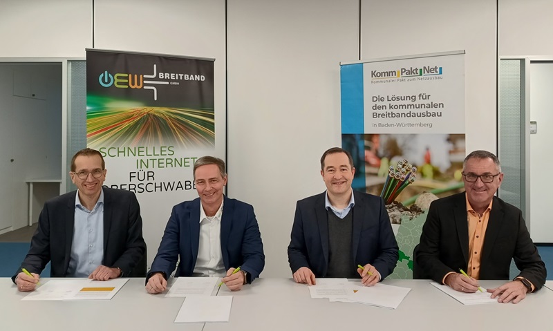 Nicholas Prinz, Andreas Seifert, Matthias Groß und Wolfgang Rölle (v.l.n.r) bei der Unterzeichnung der Netzbetriebsverträge