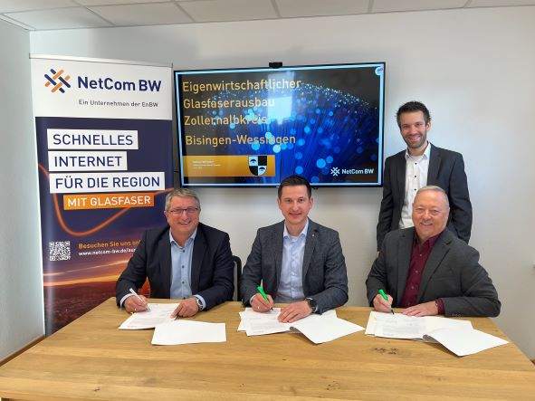 Jochen Schmid (links) und Bisingens Bürgermeister Roman Waizenegger (Mitte) unterzeichnen den Kooperationsvertrag