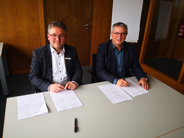 Jochen Schmid und der Mössinger Oberbürgermeister Michael Bulander bei der Vertragsunterzeichnung