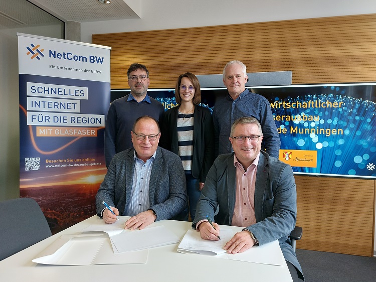 Munningens erster Bürgermeister Dietmar Höhenberger (links) und Jochen Schmid bei der Unterzeichnung des Koooperationsvertrags