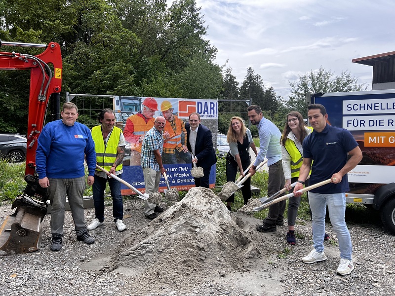 Die Projektpartner beim gemeinsamen Spatenstich