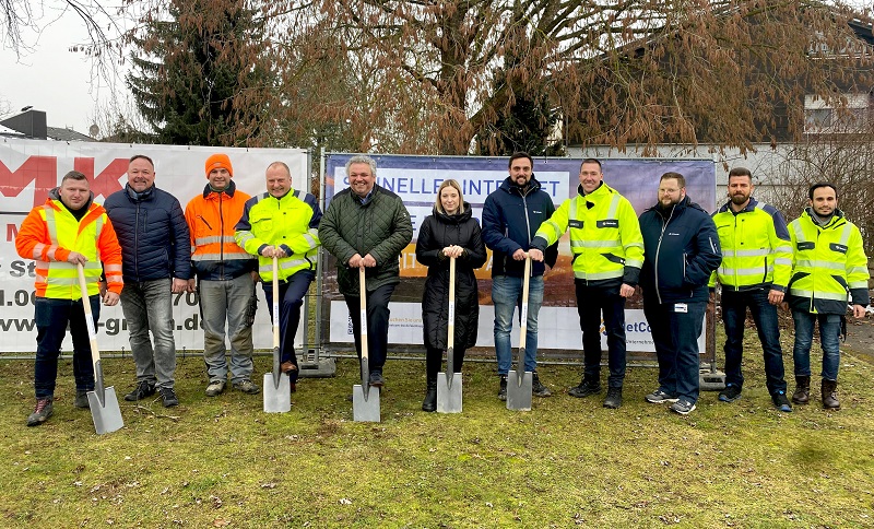 Die Projektpartner beim Spatenstich: Glasfaserinternet kommt auch nach Vollmaringen